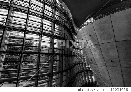 曲面混凝土與玻璃交會的建築空間 136051618