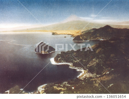 1953-1954年的老照片，從靜岡縣沼津市八田上山展望台眺望富士山 136051654