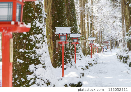 白雪覆蓋的神社道路和朱紅色的燈籠 136052311