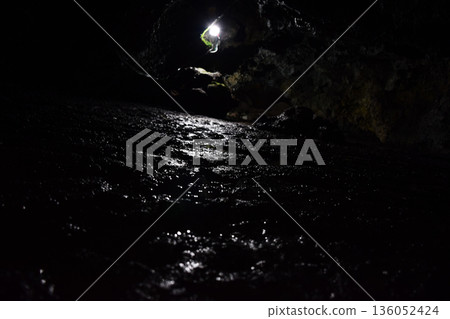 Komakado Wind Cave, Shizuoka Prefecture - Image of light shining into the darkness from outside Komakado Wind Cave, Shizuoka Prefecture - Image of light shining into the darkness from outside 136052424