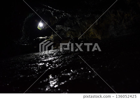 靜岡縣駒門風洞-光線從洞外照射進黑暗中的景象 靜岡縣駒門風洞-光線從洞外照射進黑暗中的景象 136052425