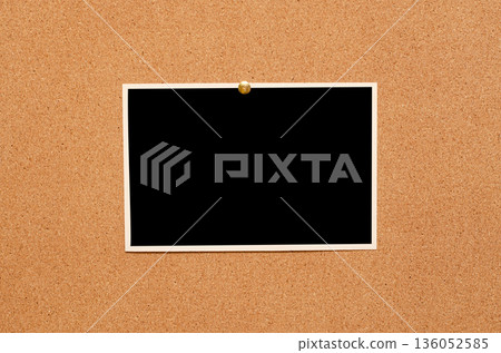 Blank paper notes and an empty photo are pinned to a cork board. The concept of detective investigation or a webinar. 136052585