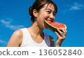 一位綁著馬尾的女子在夏日戶外吃西瓜（清爽解渴） 136052840
