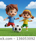 兩個孩子，一男一女，正在綠草地上追逐足球。 136053092