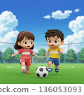 兩個孩子，一男一女，正在足球場上追逐一顆球。 136053093