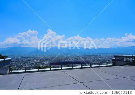 俯瞰甲府盆地的山丘 俯瞰甲府盆地的山丘 136053118