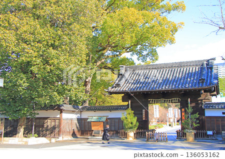 View of the Kuromon Gate in Tokugawa Garden, Nagoya City, Aichi Prefecture 136053162