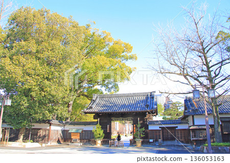 從愛知縣名古屋市德川庭園眺望黑門 136053163