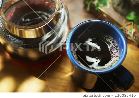 咖啡倒入杯子 咖啡倒入杯子 136053410