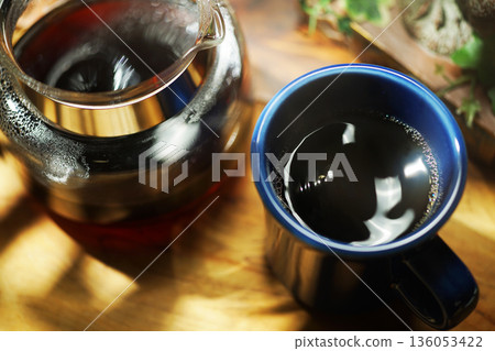 咖啡倒入杯子 136053422