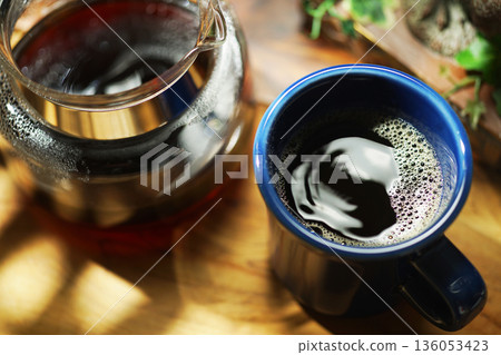 咖啡倒入杯子 136053423