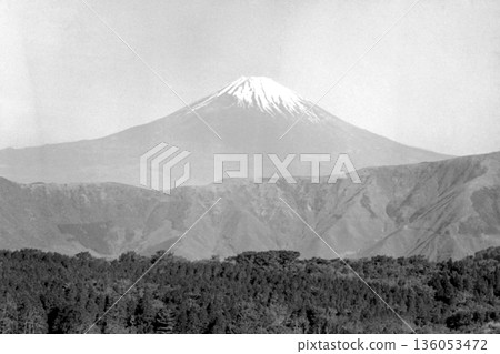 1961年的老照片：從箱根山湧谷眺望富士山。 136053472