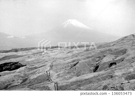 1961年的老照片：從靜岡縣的特國峠眺望富士山 136053473