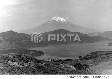 1961年的老照片：從箱根大觀山眺望蘆之湖和富士山。 136053474