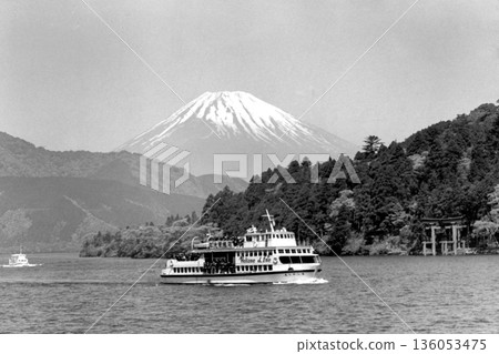 老照片,1961年,箱根,蘆之湖觀光船 老照片,1961年,箱根,蘆之湖觀光船 136053475