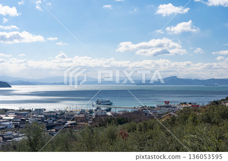 一艘船漂浮在海面上，港口景色盡收眼底。 136053595