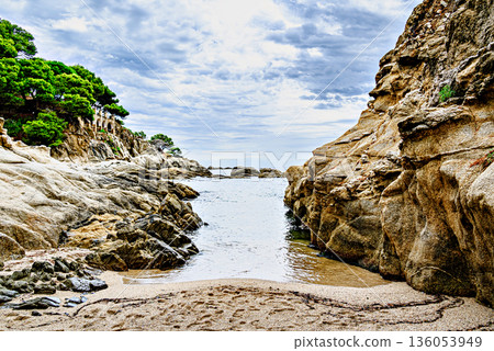 Beautiful seascape of the Cami de Ronda coastal path on the Costa Brava, from Platja d'Aro to Sant Antoni de Calonge. Cala del Pi Beautiful seascape of the Cami de Ronda coastal path on the Costa Brava, from Platja d'Aro to Sant Antoni de Calonge. Cala del Pi 136053949