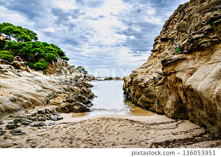 Beautiful seascape of the Cami de Ronda coastal path on the Costa Brava, from Platja d'Aro to Sant Antoni de Calonge. Cala del Pi Beautiful seascape of the Cami de Ronda coastal path on the Costa Brava, from Platja d'Aro to Sant Antoni de Calonge. Cala del Pi 136053951