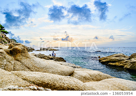 Beautiful seascape of the Cami de Ronda coastal path on the Costa Brava, from Platja d'Aro to Sant Antoni de Calonge. Cala del Pi Beautiful seascape of the Cami de Ronda coastal path on the Costa Brava, from Platja d'Aro to Sant Antoni de Calonge. Cala del Pi 136053954