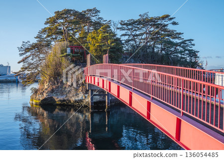 The red bridge and the approach to Magaki Shrine, dyed in the morning glow The red bridge and the approach to Magaki Shrine, dyed in the morning glow 136054485
