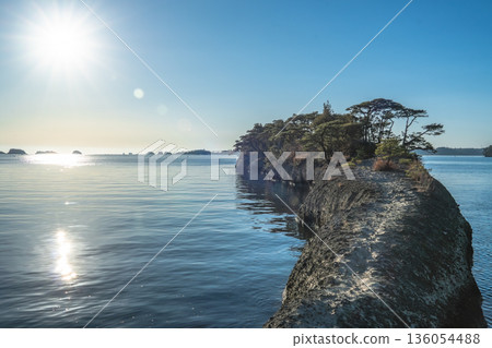 陽光下的松島波光粼粼，騎馬馳騁，海面平靜。 136054488