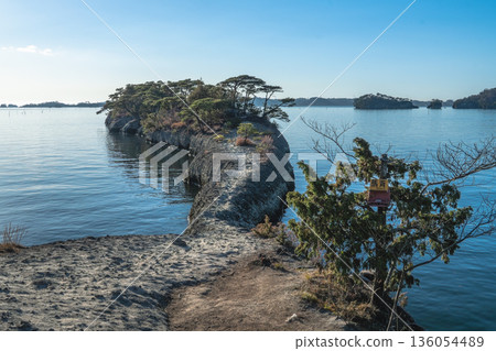 松島尾之瀨狹窄的岩石小徑和寧靜的藍色大海 136054489