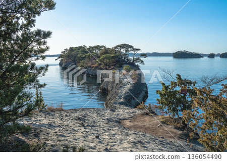 松島馬之瀨:岩石小徑與蔚藍大海的壯麗景色 松島馬之瀨:岩石小徑與蔚藍大海的壯麗景色 136054490