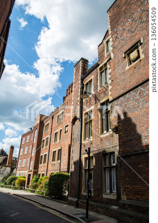 倫敦郊區溫莎,一座歷史悠久的磚砌建築在明媚的陽光下,格子窗格外引人注目。 倫敦郊區溫莎,一座歷史悠久的磚砌建築在明媚的陽光下,格子窗格外引人注目。 136054509