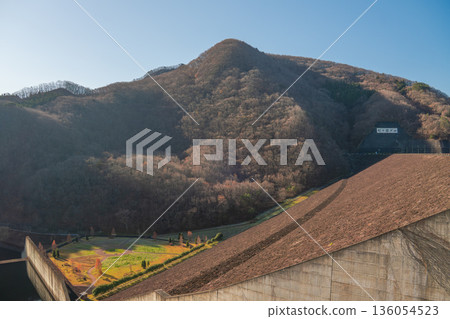 Shichikashuku Dam and the winter-dead mountain scenery in Shichikashuku Town, Miyagi Prefecture Shichikashuku Dam and the winter-dead mountain scenery in Shichikashuku Town, Miyagi Prefecture 136054523