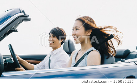 一對笑容滿面的日本夫婦正乘坐敞篷車兜風。 136055135