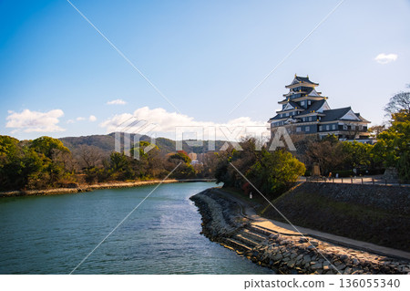 岡山市：藍天下的岡山城與旭川景色 136055340