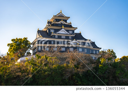 Okayama City: The pitch-black "Okayama Castle (Crow Castle)" castle tower towers against the blue sky Okayama City: The pitch-black "Okayama Castle (Crow Castle)" castle tower towers against the blue sky 136055344