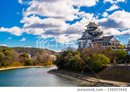 岡山市:藍天下的岡山城與旭川景色 岡山市:藍天下的岡山城與旭川景色 136055648