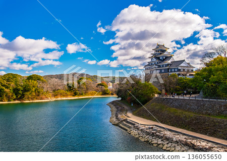Okayama City: Scenery of Okayama Castle and Asahikawa River under the blue sky Okayama City: Scenery of Okayama Castle and Asahikawa River under the blue sky 136055650