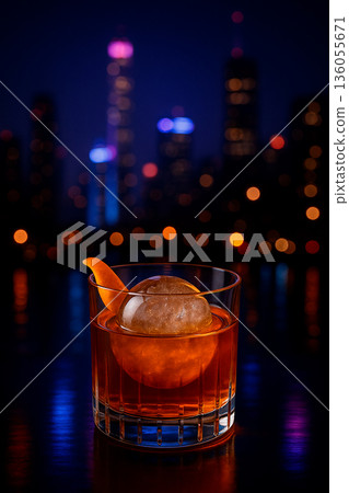 以城市景觀為背景的岩石杯雞尾酒，配上冰塊。 136055671