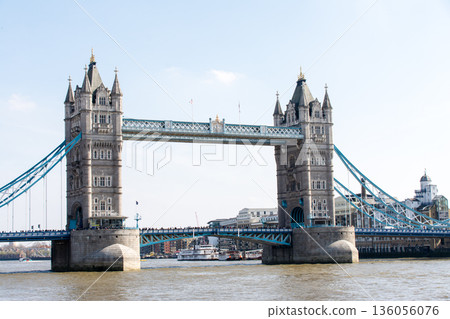 倫敦塔橋是一座大型的、歷史悠久的石砌開啟橋，橫跨泰晤士河，貫穿倫敦市中心。 136056076