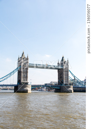 倫敦塔橋是一座大型的、歷史悠久的石砌開啟橋，橫跨泰晤士河，貫穿倫敦市中心。 136056077