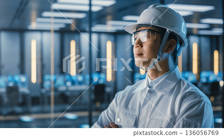 一位工程師在現代化的控制室中進行監控工作（留有文字空間） 136056769