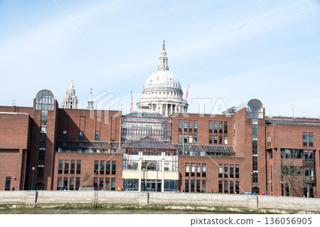 倫敦市中心歷史悠久的紅磚建築和聖保羅大教堂沿著泰晤士河排列,泰晤士河貫穿倫敦市中心。 倫敦市中心歷史悠久的紅磚建築和聖保羅大教堂沿著泰晤士河排列,泰晤士河貫穿倫敦市中心。 136056905