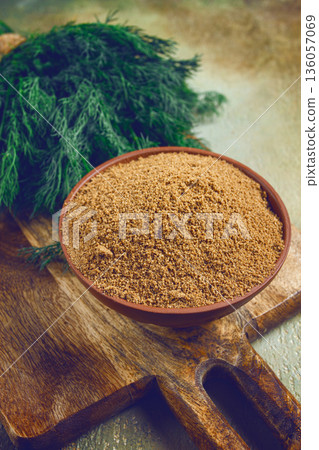dried dill, in a ceramic bowl, a bunch of fresh dill, seasoning, top view, no people, 136057069