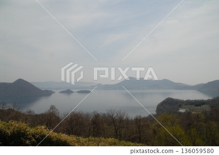 從岸邊望去，洞爺湖的湖面平靜如鏡。 136059580