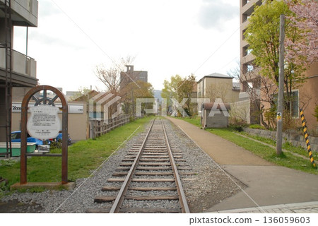 Enjoy the scenery along the railroad tracks and the spring scenery Enjoy the scenery along the railroad tracks and the spring scenery 136059603