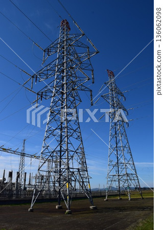 輸電塔高壓交流電 輸電塔高壓交流電 136062098