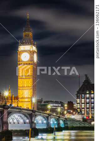 London: The River Thames and Elizabeth Tower (Big Ben) at night 136062171