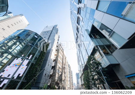 仰望摩天大樓的市中心景色 仰望摩天大樓的市中心景色 136062209