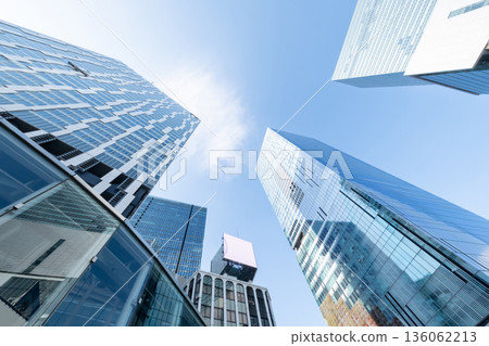 仰望摩天大樓的市中心景色 仰望摩天大樓的市中心景色 136062213