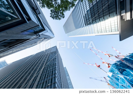 與一個大建造場所的都市風景 與一個大建造場所的都市風景 136062241
