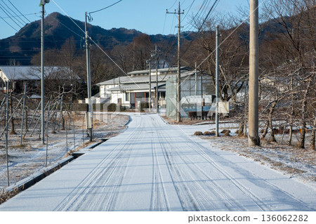 凍結的路面 136062282