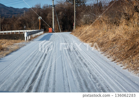 凍結的路面 136062283