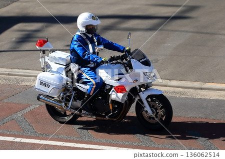 正在巡邏的警用摩托車 正在巡邏的警用摩托車 136062514